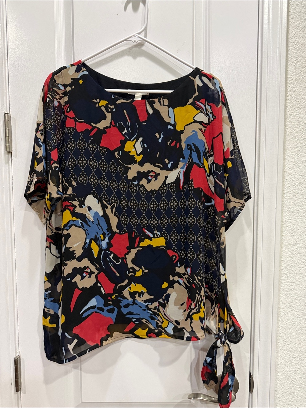 Dana Buchman Multicolor Abstract Tie-Hem Blouse in Black, Red & Yellow